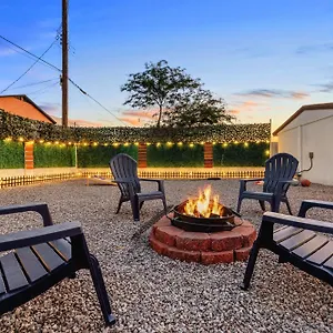  Holiday home Retreat - With King Bed - 10 Min From Airp - Unit C United States